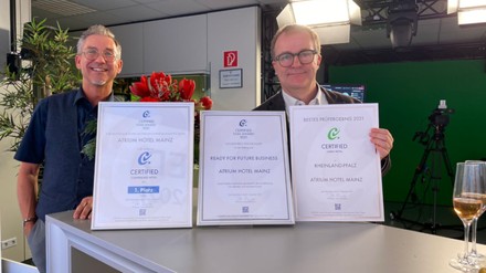 Rene Bischel und Lutz Frey. (Foto: © Atrium Hotel)
Auszeichnungen Atrium Hotel Mainz