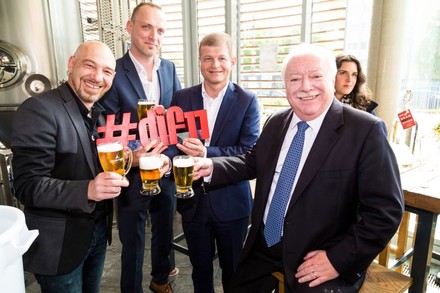 Sänger Roman Gregory, Donauinselfest-Projektleiter Thomas Waldner, Ottakringer-Chef Matthias Ortner und Bürgermeister Michael Häupl