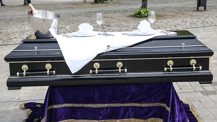 Ein Sarg, der als Festtafel geschmückt ist; Teil der Aktion „Leere Stühle“ im April 2020 auf dem Magdeburger Domplatz