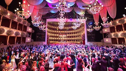 Ballsaal mit Gästen