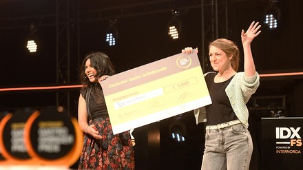 Die Gründerinnen von Bananaleaf, Daniela Weinhold (l.) und Nastasia Broda (r.), freuen sich über den Hauptgewinn des Deutschen Gastro-Gründerpreises 2020