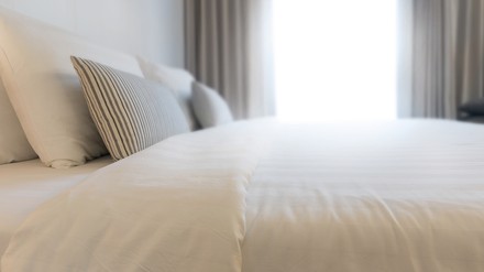 Nahaufnahme eines leeren Hotelbettes
