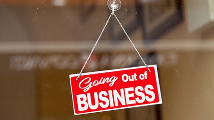 „Going out of business“-Schild an einer Café-Tür