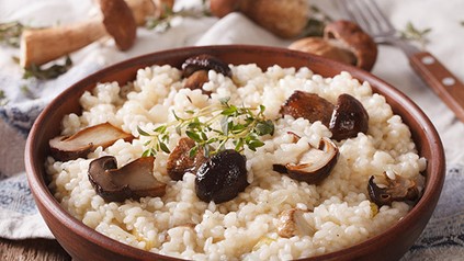 Eine Schüssel voller Risotto mit Pilzen