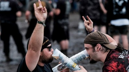 Zwei Metal Fans trinken Bier aus Becher