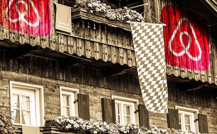 Das Airbnb-Logo an einer Hüttenwand