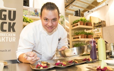 Koch richtet Teller an.