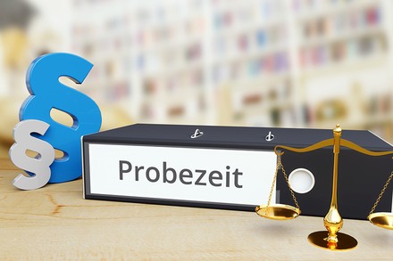 Ein Ordner mit der Aufschrift Probezeit