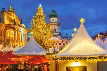 Der Berliner Weihnachtsmarkt am Gendarmenmarkt wird dieses Jahr um ein kulinarisches Highlight reicher sein. (© sborisov/Fotolia)
Der Berliner Weihnachtsmarkt am Gendarmenplatz bei Nacht