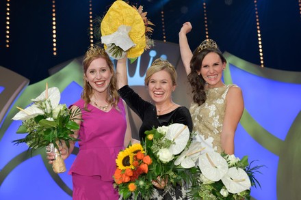 Die neue Deutsche Weinkönigin Carolin Klöckner zusammen mit den Deutschen Weinprinzessinnen Klara Zehnder und Inga Storck aus der Pfalz