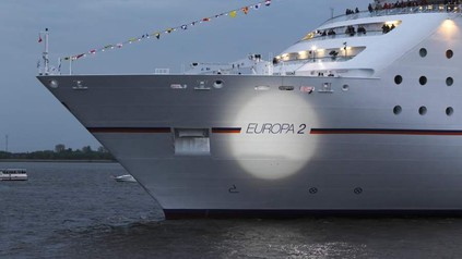 Das Kreuzfahrtschiff "Europa 2" in einem Hafen