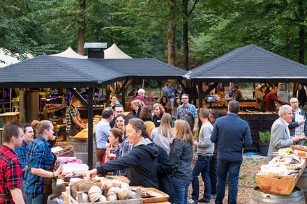 Ein großes Mitarbeitertreffen im Wald, das von den EVENT Hotels organisiert wurde