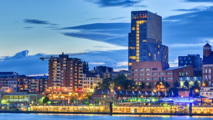 Die nächtliche Uferpromenade von Hamburg. Im Hintergrund Hotels