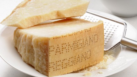 (© cdkproductions – stock.adobe.com)
ein Stück Parmesan
