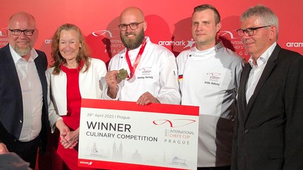 Küchenleiter Henning Hartwig und sein Assistent Attila Bakony haben den Internationalen Chefs‘ Cup 2022 gewonnen. (Foto: © Aramark)
Henning Hartwig und Attila Bakony