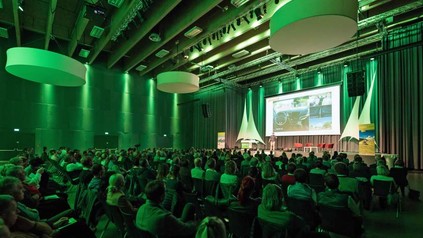 Ein gefüllter Besuchersaal auf dem Symposium Tourismusdialog