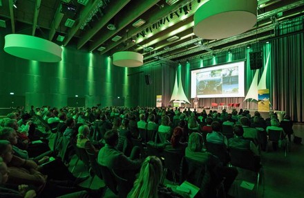 Ein gefüllter Besuchersaal auf dem Symposium Tourismusdialog