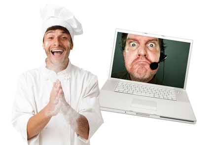 Ein fröhlicher Koch und ein mürrischer Büroarbeiter