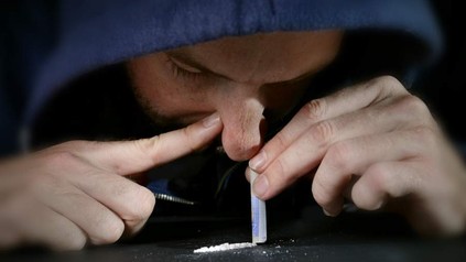Mann zieht Kokain mit Geldschein durch die Nase