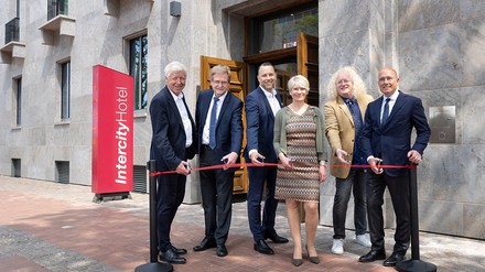 v. l. n. r.: Architekt Ralf Schulte-Ladbeck, Stadtrat Ludger Wilde, Geschäftsführer der IntercityHotel GmbH Christian Kaschner, General Managerin des IntercityHotel Dortmund Petra Bantle, Bezirksbürgermeister Friedrich Fuß und Geschäftsführender Gesellschafter der B&L Gruppe Thorsten Testorp bei der feierlichen Eröffnung des IntercityHotel Dortmund. (Foto: © Steigenberger Hotels AG/Jana Kay)
v. l. n. r.: Architekt Ralf Schulte-Ladbeck, Stadtrat Ludger Wilde, Geschäftsführer der IntercityHotel GmbH Christian Kaschner, General Managerin des IntercityHotel Dortmund Petra Bantle, Bezirksbürgermeister Friedrich Fuß und Geschäftsführender Gesellschafter der B&L Gruppe Thorsten Testorp bei der feierlichen Eröffnung des IntercityHotel Dortmund. (Foto: © Steigenberger Hotels AG/Jana Kay)