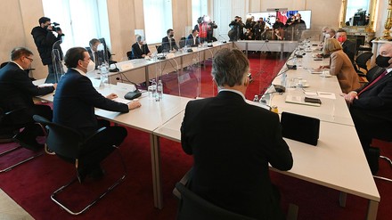 Am 22. März 2021 trafen sich die Bundesregierung Österreichs, darunter Bundeskanzler Sebastian Kurz (am Tisch 2.v.l.), mit Experten und den Landeshauptleuten im Bundeskanzleramt in Wien, um über das weitere Vorgehen in der Corona-Krise zu beraten.