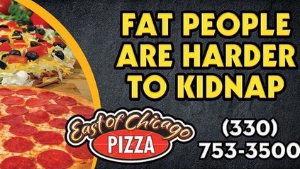 Werbeplakat von "East of Chicago Pizza"