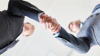Ein Handschlag zwischen zwei Hoteliers