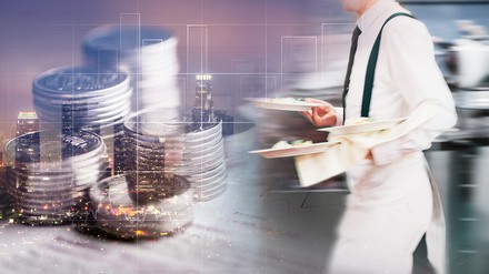 Ein Kellner und ein Stapel Münzen