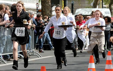 Eischnee schlagen im Laufen: Siebter Berliner Kellnerlauf.