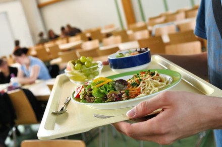 Mensa Essen auf Tablett