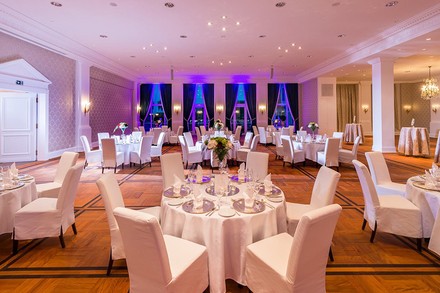 Ein elegant eingedeckter Speisesaal des Dorint Parkhotel Bremen