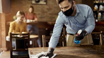 Ein Kellner im Restaurant