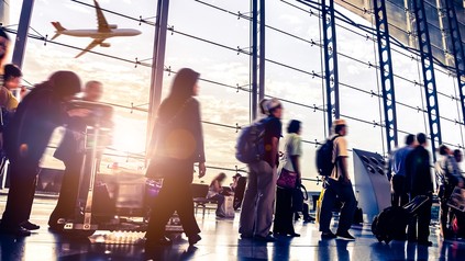 Passagiere auf einem Flughafen