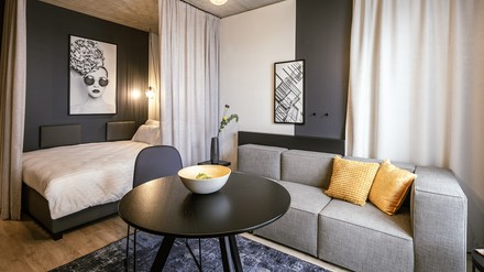 Blick in den Wohn-/Schlaf-Bereich eines der Serviced-Apartments in Wien, im JOYN Vienna