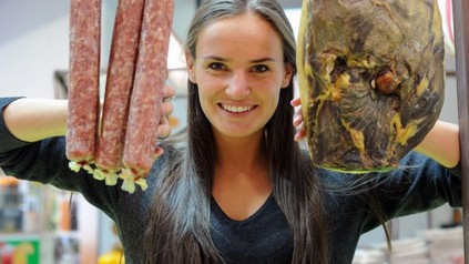 Frau neben Fleisch