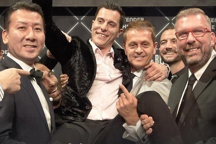 Eine Gruppe Menschen, die den weltbesten Barkeeper Orlando Marzo feiert