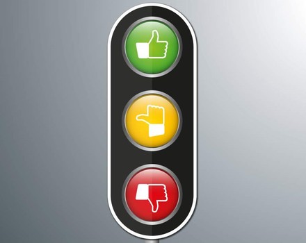 Ampel mit Daumen hoch und Daumen runter und Daumen in der Waagrechten