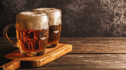 Bier auf Schneidbrett