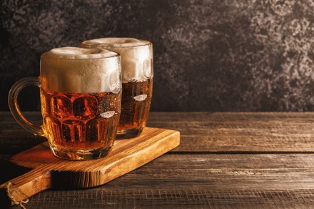 Bier auf Schneidbrett