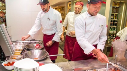 Köche in Küche beim Kochen