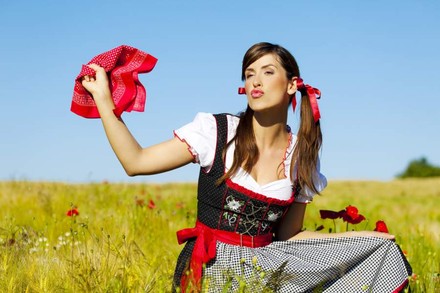 Eine bayerische Magd, die mit einem Taschentuch winkt