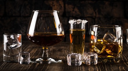 Verschiedene Spirituosen auf dem Tisch
