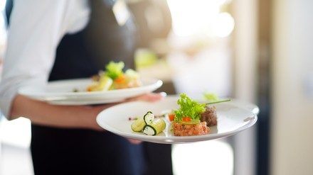 Eine Kellnerin im Restaurant