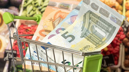 Ein Einkaufswagen voller Euro-Scheine