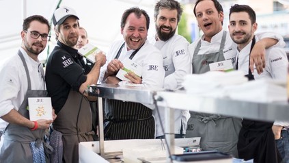 Sechs Topköche von Jeunes Restaurateurs, unter der Leitung von Thomas Gruber