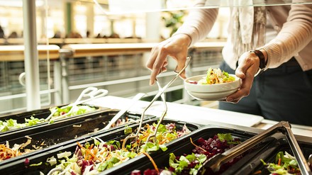 Gesundes, abwechslungsreiches Essen: Welche Kantinen mit ihrer Mitarbeiterverpflegung besonders hervorstechen, verraten die Ergebnisse des aktuellen Kantinentests 2020. (Foto: ©Robert Poorten/stock.adobe.com)
Nahaufnahme einer Frau, die sich an einem Salatbüfett bedient