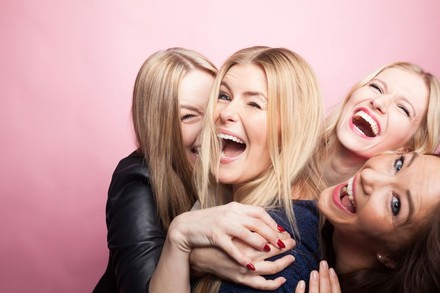 Vier Frauen lachen
