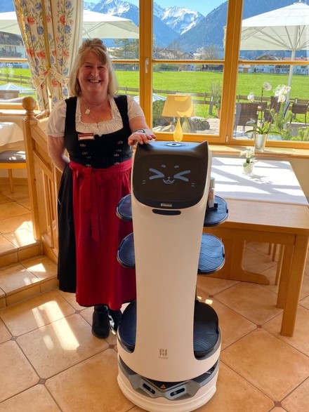 Serviceroboter im Best Western Plus Hotel Alpenhof