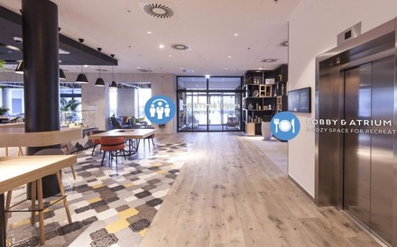 Ein Novotel von innen in dem digital angezeigt wird, wo sich welche Räume befinden