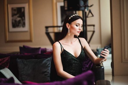 Eine Frau im Hotelzimmer mit Handy